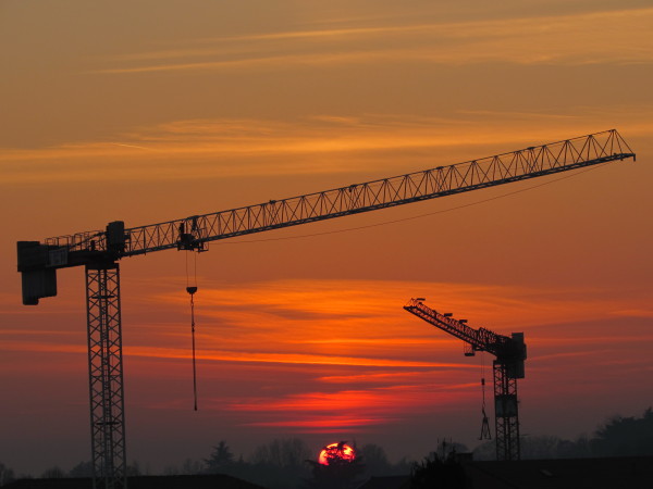 cantiere al tramonto