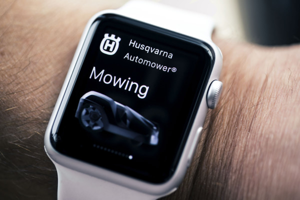 husqvarna-automower-connect-apple-watch-on-arm-24-HR