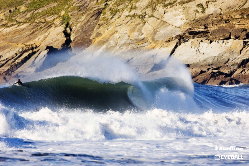 Surfline expands its coverage for top UK surf spots, such as this one in Croyde. Photo credits: Rob Tibbles (PRNewsFoto/Surfline/Wavetrak Inc.)