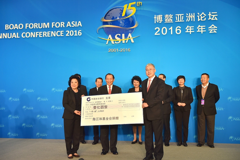 Cheque presentation at Boao Forum 2016. L-to-R: Mrs Tinah Bingei Tanoto and Mr Sukanto Tanoto (Founders of Tanoto Foundation), Mr Zuo Zhiqiang (President of Chinese Language and Culture Education Foundation of China) (PRNewsFoto/Tanoto Foundation)
