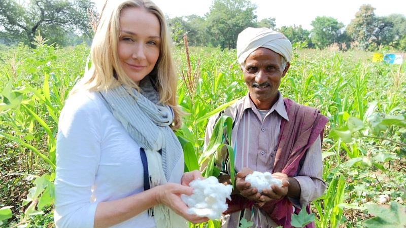 Alexandra Cousteau and organic cotton farmer Shivlal Jadha (PRNewsFoto/C&A Europe)